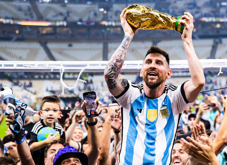 7,8 millions de dollars aux enchères pour les maillots de Messi au Mondial 2022